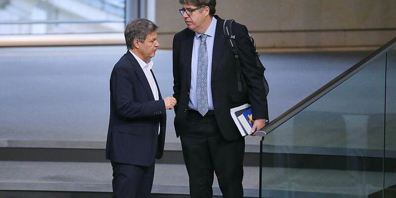 Robert Habeck und Michael Kellner am 31.01.2025 mit Merkel-Autobiografie in der Hand - Foto: über dts Nachrichtenagentur