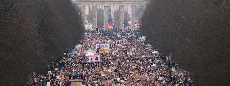 Kundgebung unter dem Motto «Aufstand der Anständigen - Wir sind die Brandmauer!» in Berlin. - Foto: Sebastian Christoph Gollnow/dpa