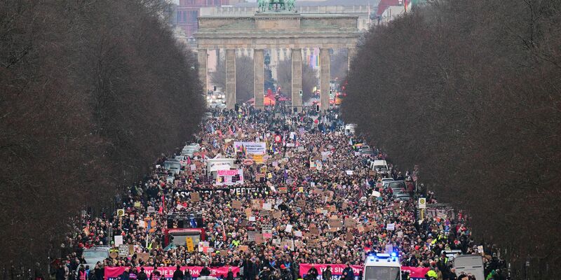 Zehntausende gingen auf die Straßen - in den Umfragen zur Bundestagswahl dagegen zeichnet sich die aufgeregte Stimmung nicht ab. (Archivbild) - Foto: Sebastian Christoph Gollnow/dpa