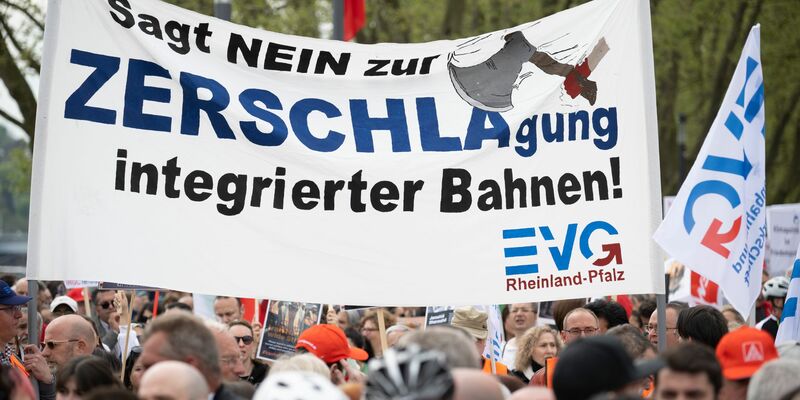 Die EVG kämpft seit Jahren gegen eine mögliche Aufspaltung der Bahn. (Archivbild) - Foto: Sebastian Christoph Gollnow/dpa