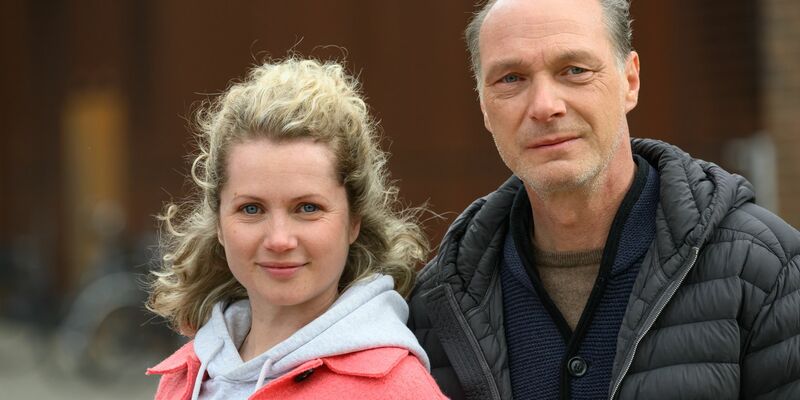 Die Schauspielerin Cornelia Gröschel und der Schauspieler Martin Brambach - hier bei Dreharbeiten zu einem MDR-«Tatort», der in etwa einem Jahr zu sehen sein soll. - Foto: Robert Michael/dpa