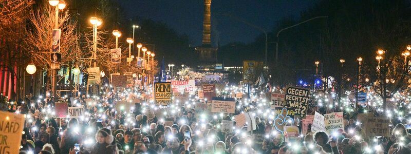 Zehntausende kamen zur Kundgebung unter dem Motto «Aufstand der Anständigen - Wir sind die Brandmauer!» in Berlin. - Foto: Sebastian Christoph Gollnow/dpa