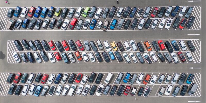 Jedes Fahrzeug muss versichert werden - und die Kfz-Policen werden laut Verivox-Umfrage teurer. (Illustration). - Foto: Sebastian Kahnert/dpa