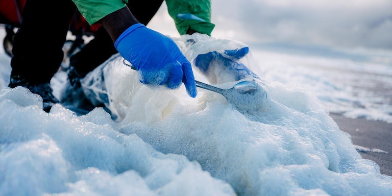 Greenpeace warnt: Meeresschaum an deutscher Nord- und Ostseeküste mit gesundheitsgefährdenden Chemikalien belastet / Grenzwerte für PFAS in Badegewässer deutlich überschritten - Foto: presseportal.de