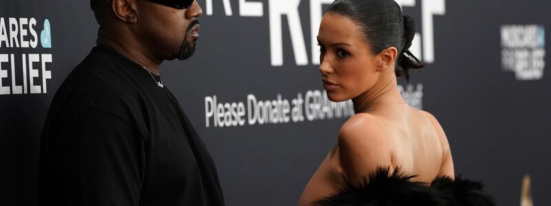 Kanye West und Bianca Censori auf dem roten Teppich. - Foto: Jordan Strauss/Invision/AP/dpa