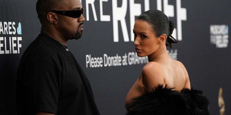 Kanye West und Bianca Censori auf dem roten Teppich. - Foto: Jordan Strauss/Invision/AP/dpa