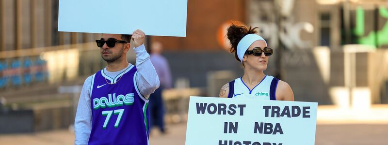 Den Mavs-Fans gefällt der Wechsel überhaupt nicht. - Foto: Elias Valverde II/The Dallas Morning News/AP/dpa