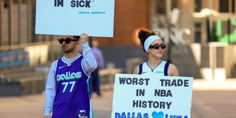 Den Mavs-Fans gefällt der Wechsel überhaupt nicht. - Foto: Elias Valverde II/The Dallas Morning News/AP/dpa