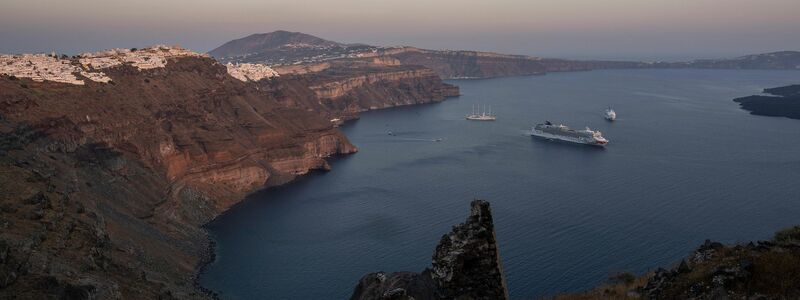 Gefährliche Idylle: Auf Santorini bebt es derzeit alle fünf bis zehn Minuten. - Foto: Petros Giannakouris/AP/dpa