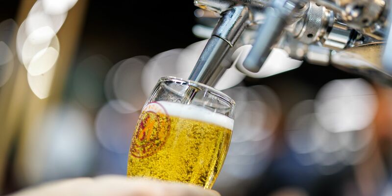 Der Bierabsatz in Deutschland geht zurück. (Archivbild) - Foto: Daniel Karmann/dpa