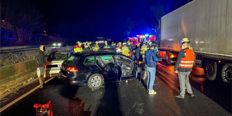 FW-E: Schwerer Verkehrsunfall auf der BAB 40 - viele Fahrzeuge beteiligt - Foto: presseportal.de