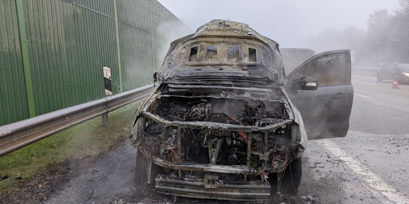 POL-CUX: PKW Brand auf der BAB27 im Bereich der Anschlussstelle Bremerhaven-Überseehäfen (Foto im Anhang) - Foto: presseportal.de