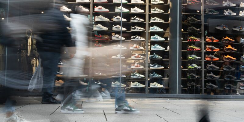 Die Schuhhändler in Deutschland haben 2024 weniger Geschäft gemacht. (Archivbild) - Foto: Etienne Dötsch/dpa