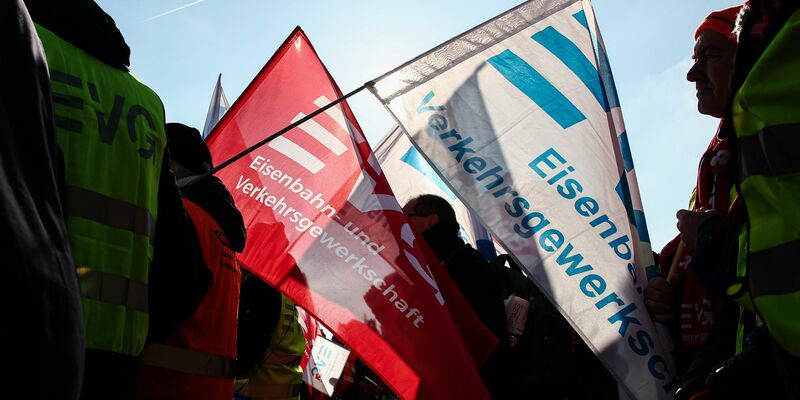 Die EVG kämpft seit Jahren gegen eine mögliche Aufspaltung der Bahn. - Foto: Hannes P. Albert/dpa