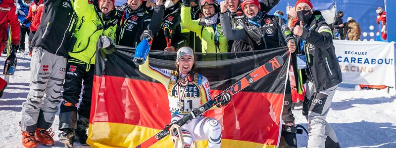 Kira Weidle bejubelt ihr Überraschungs-Silber bei der WM 2021 in Cortina. (Foto Archiv) - Foto: Michael Kappeler/dpa