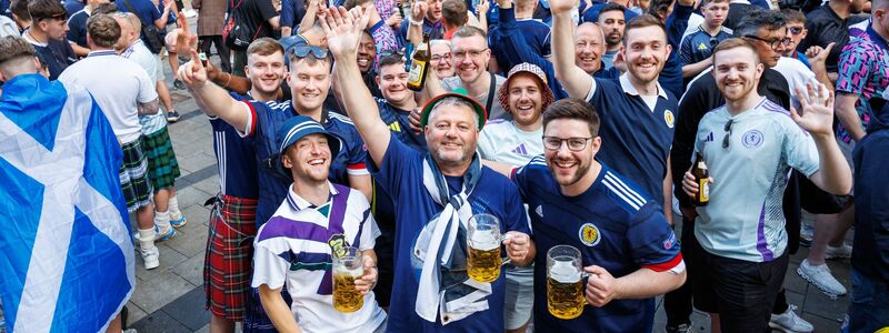 An ihnen lag es nicht: Schottische Fans lassen sich bei der Fußball-EM das Bier schmecken. (Archivbild) - Foto: Matthias Balk/dpa