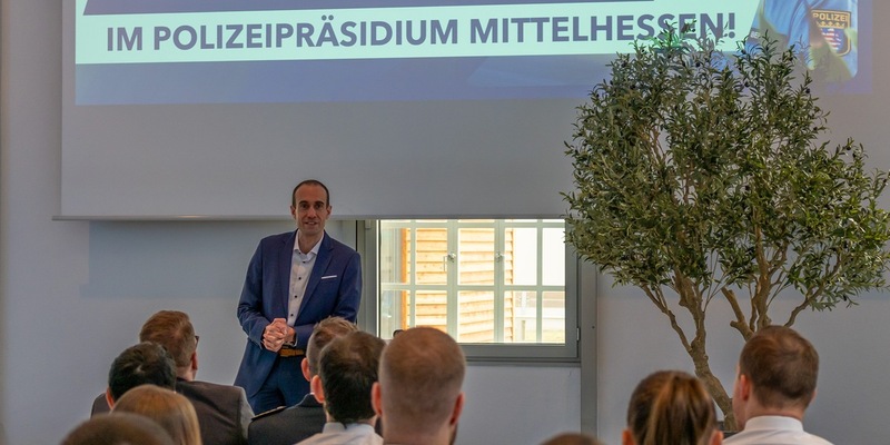 POL-GI: Polizeipräsident Torsten Krückemeier begrüßt neue Kolleginnen und Kollegen - - Foto: presseportal.de