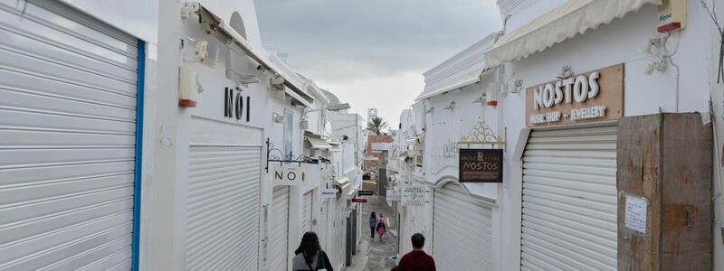 Läden geschlossen, Straßen fast menschenleer: Santorini in Angst. - Foto: Petros Giannakouris/AP/dpa-tmn