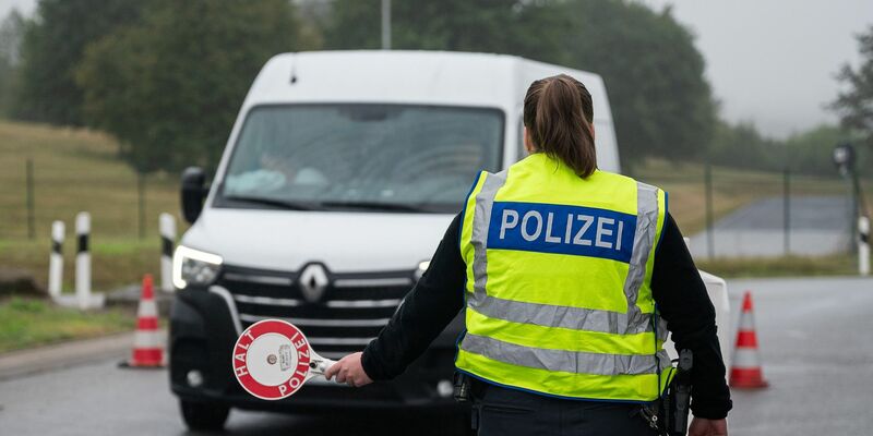 140 Tage nach Start der Grenzkontrollen an allen deutschen Grenzen zieht die Bundespolizei Bilanz. (Archivbild)  - Foto: Paul Glaser/dpa