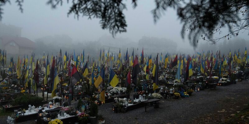 Soldatengräber in der Ukraine. UN-Beobachter haben seit dem Sommer deutlich mehr Fälle erfasst, in denen ukrainische Kriegsgefangene getötet wurden. (Symbolbild) - Foto: Mykola Tys/AP/dpa