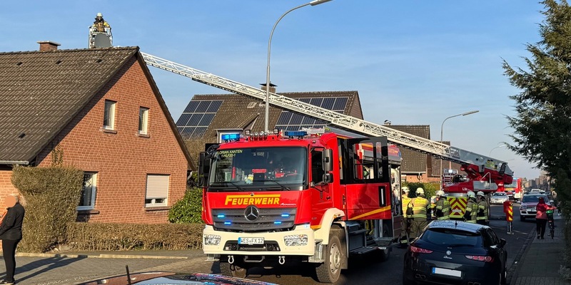 FW Xanten: Türöffnung und Kaminbrand in Xanten - Foto: presseportal.de