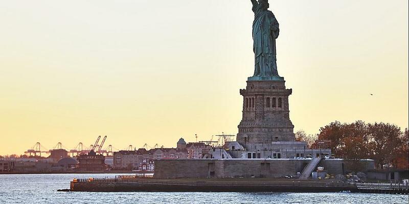 Industrieanlagen, Hafen und Freiheitsstatue (Archiv) - Foto: über dts Nachrichtenagentur