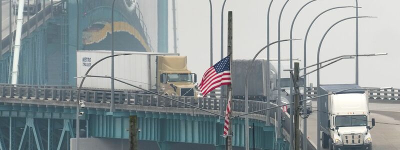 Erstmal läuft der Verkehr über die US-kanadische Grenze weiter wie bisher. (Archivbild) - Foto: Paul Sancya/AP/dpa