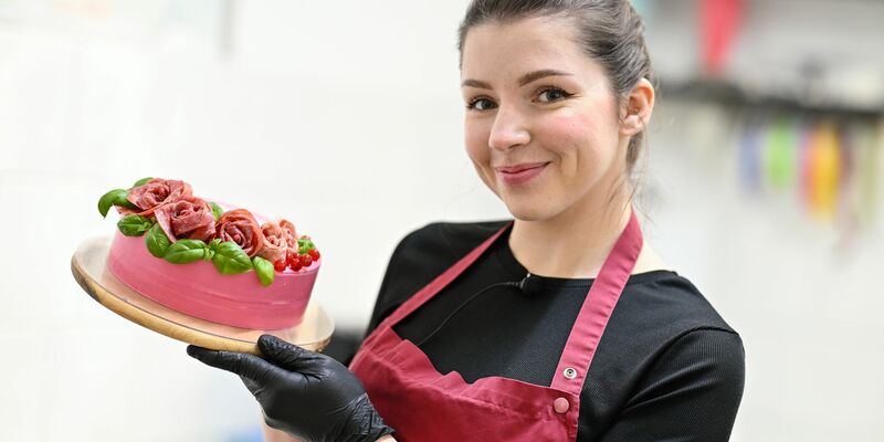 Anna Burkhardt aus Mannheim schafft Wursttorten - auf Wunsch auch mit Salamirosen und Basilikumblättern. - Foto: Uwe Anspach/dpa