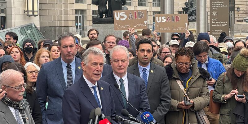 Diese demokratischen Kongressmitglieder durften nach eigener Aussage das USAID-Gebäude am Montag nicht betreten. - Foto: Luzia Geier/dpa