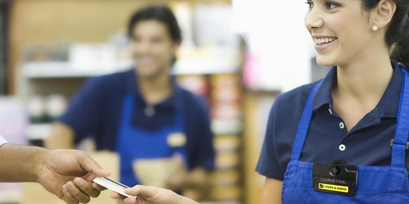 Einzelhändler Poundland meldet Rückgang von Gewalt und Diebstahl seit Einsatz von Motorola Solutions Bodycams / Verkäufer nutzen auf der Fläche Motorola Solutions VT100 Bodycams - Foto: presseportal.de