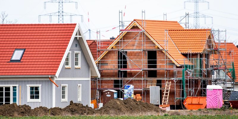 Verbraucher fragen wieder deutlich mehr Immobilienkredite nach. (Archivbild) - Foto: Hauke-Christian Dittrich/dpa