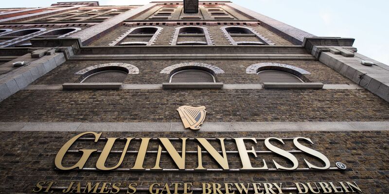 Die Nachfrage nach Guinness stieg zum Jahresende stark an. (Symbolbild) - Foto: Christian Charisius/dpa