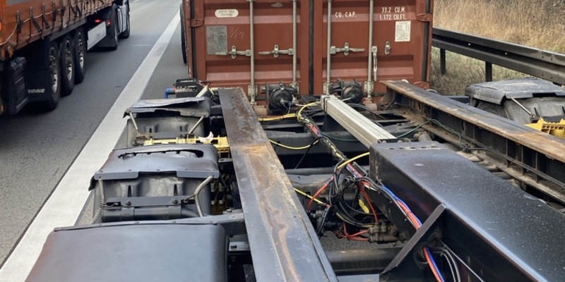 POL-OF: Jugendliche beschädigten Wahlplakat: Zeugensuche!; Verkehrsbeeinträchtigungen wegen Pannen-LKW: Überseecontainer auf Seitenstreifen; Vier Männer erbeuteten Bargeld und mehr - Foto: presseportal.de
