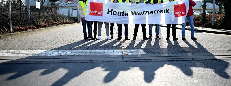 Das Posthorn-Logo ist am Kölner Briefzentrum zu sehen. - Foto: Federico Gambarini/dpa