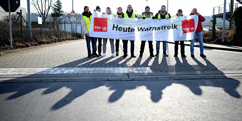 Solche Aufschriften sind vermutlich an vielen Zustellstützpunkten der Post zu sehen. - Foto: Federico Gambarini/dpa