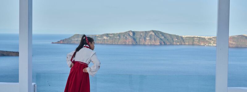 Die Schulen auf den Inseln Santorini, Ios, Amorgos und Anafi bleiben bis auf weiteres geschlossen. - Foto: Petros Giannakouris/AP/dpa