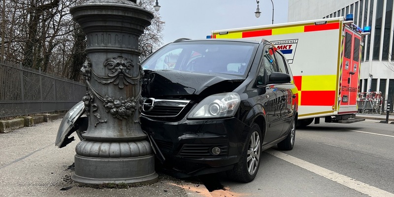 FW-M: Zwei Verletzte durch Verkehrsunfall (Maxvorstadt) - Foto: presseportal.de