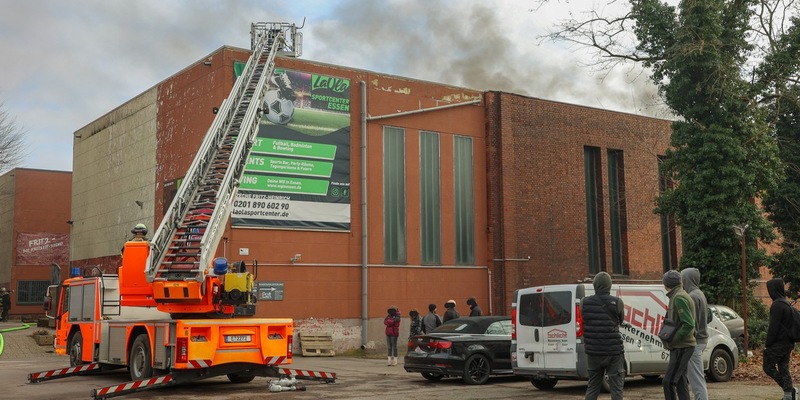 FW-E: Feuer in Sportanlage - Feuerwehr setzt Drohne zur Erkundung ein - Foto: presseportal.de
