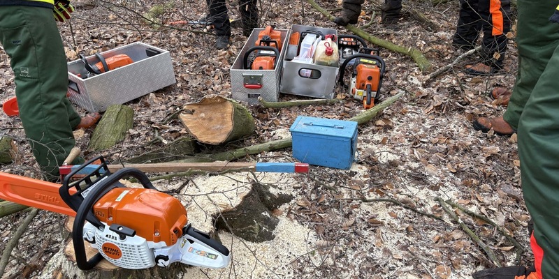 FW Wathlingen: Motorkettensägenausbildung in der Samtgemeinde Wathlingen - 12 Einsatzkräfte absolvieren das Modul A - Foto: presseportal.de
