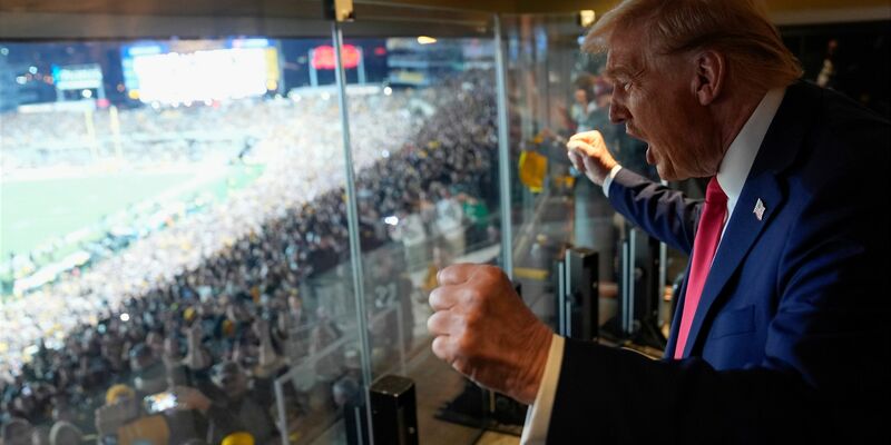 Donald Trump könnte als erster amtierender Präsident beim Super Bowl anwesend sein. - Foto: Evan Vucci/AP Pool/dpa