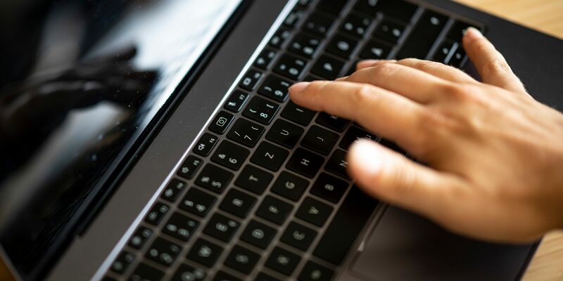 Bankgeschäfte am heimischen Laptop gehören zu den wenigen Gewinnern der Corona-Pandemie. (Archivfoto) - Foto: Fabian Sommer/dpa