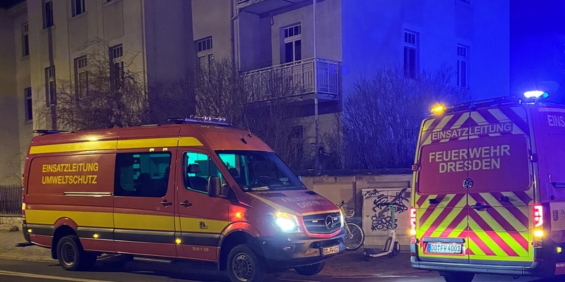 FW Dresden: Zimmerbrand in Mehrfamilienhaus: Vier Personen mit Verdacht auf Rauchgasvergiftung ins Krankenhaus gebracht - Foto: presseportal.de