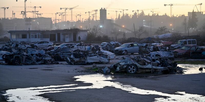 Blick auf die Stadt Antakya, zwei Jahre nach den verheerenden Erdbeben, die die Stadt in weiten Teilen zerstört haben. - Foto: Anne Pollmann/dpa