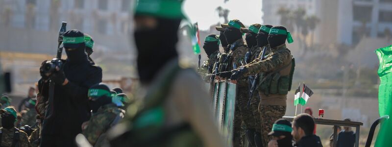 Bewaffnete Hamas-Mitglieder bei Geiselübergabe im Gazastreifen. (Archivbild) - Foto: Mohammed Hajjar/AP/dpa