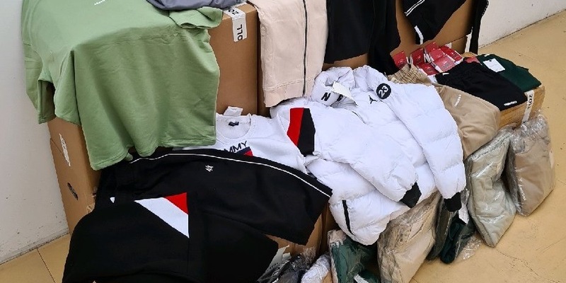 HZA-LA: Einfuhr von gefälschter Bekleidung gestoppt Originalwert bei 17 Millionen Euro - Foto: presseportal.de