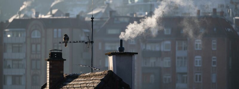 Heizen ist eine weitere Quelle für Feinstaub (Archivbild). - Foto: Marijan Murat/dpa