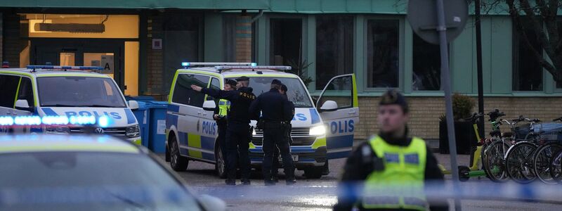 Das Königspaar legt in Örebro Blumen nieder. - Foto: Sergei Grits/AP/dpa