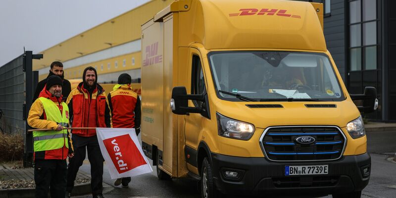 Sie wollen mehr Geld und bessere Arbeitsbedingungen: Postler im Warnstreik. - Foto: Oliver Berg/dpa