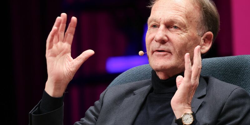 Hans-Joachim Watzke lässt die neue sportliche Führung beim BVB in Ruhe arbeiten.  - Foto: Christian Charisius/dpa