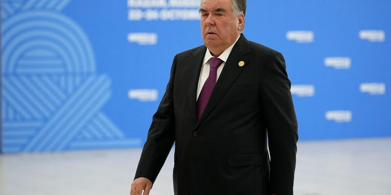 Seit mehr als 30 Jahren regiert Emomali Rachmon in Tadschikistan und lässt dort immer wieder Gegner wegsperren. (Archivbild) - Foto: Alexander Zemlianichenko/Pool AP/AP